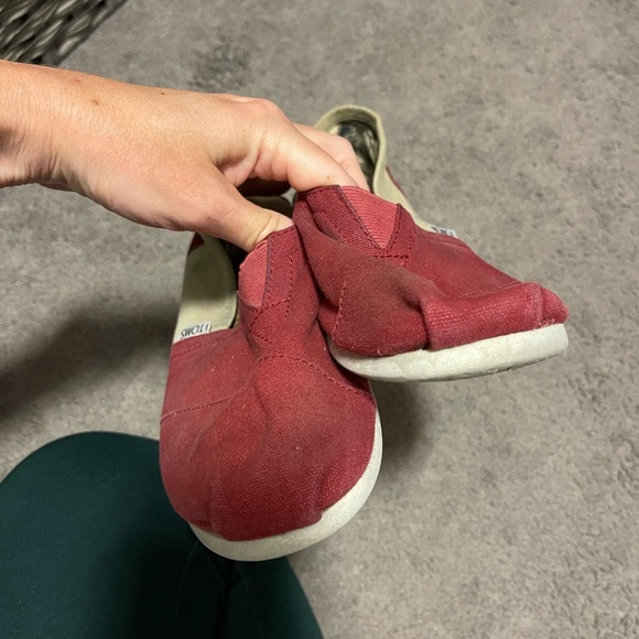 “Garnet & Gold” size 8.5 men’s TOMS - Picture 2 of 5